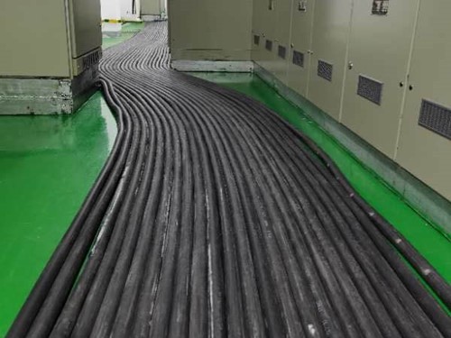 万州如何根据理论计算公式计算温度对特定电压测量结果的影响？