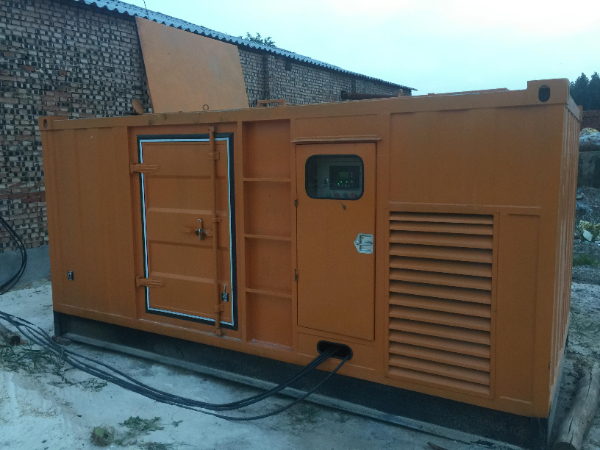 万州发电机组长期使用中，电缆线的敷设路径有哪些要求？