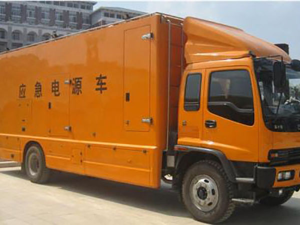 万州冬季柴油发电机启动前，如何检查燃油系统中的积水？